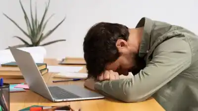 El sol se esconde y tu cerebro lo resiente: los efectos ocultos de la oscuridad en tu humor y sueño