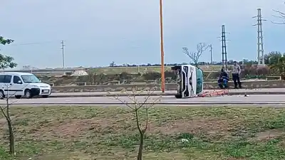 Choque y vuelco en la Costanera: un nene de 2 años iba en uno de los autos