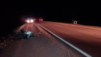 Embistió a un motociclista y escapó: la víctima lucha por su vida en el Hospital Regional
