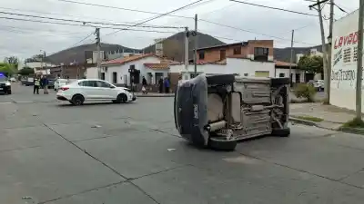 Impactante vuelco en Villa Soledad: el conductor terminó hospitalizado