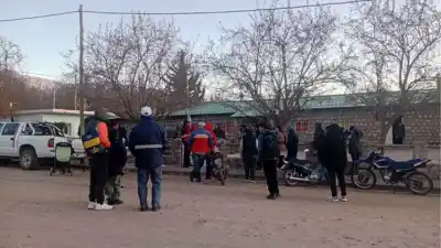 Padres tomaron una escuela en Cóndor Huasi: el reclamo que nadie escuchó