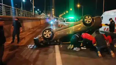 Volcó en el Acceso Sur de Posadas y dos jóvenes terminaron internados