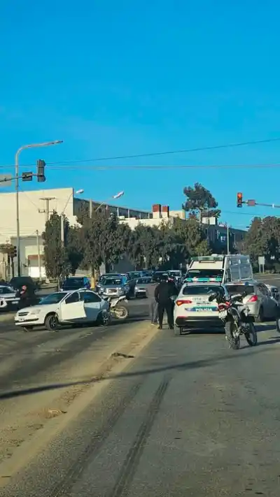 Cruzó en rojo, provocó un triple choque en Comodoro y huyó: el insólito hallazgo que complica al conductor