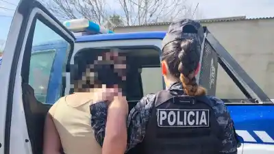 Una discusión terminó en llamas: detuvieron a una mujer por incendiar un colchón en Villa María