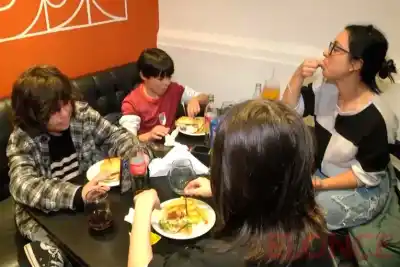 Paraná se prepara para una nueva noche de hamburguesas con 50% de descuento