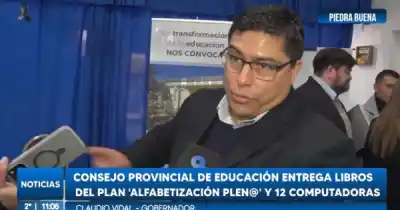 La promesa de Vidal en Piedra Buena: ¿Qué hay detrás de la entrega de libros y computadoras?