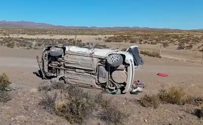 Dos muertos en siniestros viales: el motociclista cayó 10 metros y el auto volcó