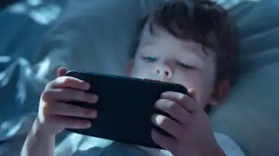 ¿A qué edad le diste el primer celular a tu hijo? Un estudio global advierte sobre un riesgo oculto