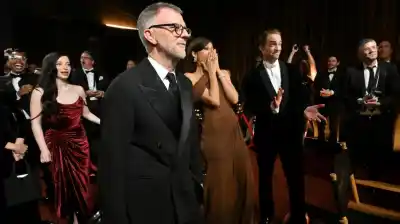 Oscars 2026: La noche de gloria de una película se mancha con un violento forcejeo en el escenario