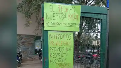 Los libros que faltan y la promesa de septiembre: la funcionaria que responde por el IES 9