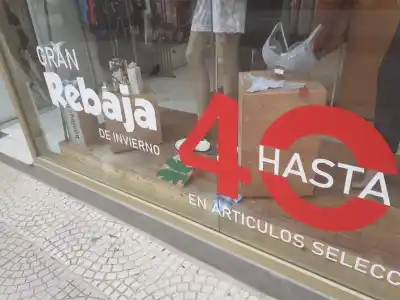 Peatonal Junín contra el reloj: liquidaciones del 60% y cuotas sin interés para salvar el invierno
