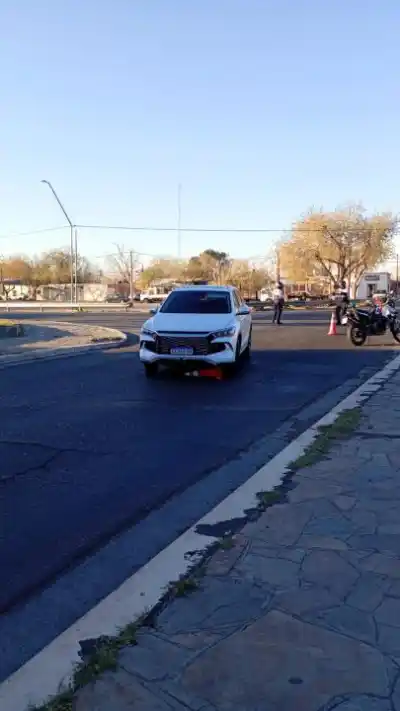 Impactante momento en San Juan: una agente de tránsito terminó herida tras ser embestida por una camioneta