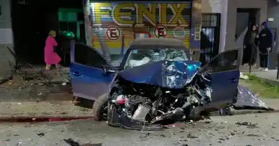 Perdió el control en Quilmes Oeste y su auto terminó incrustado en una casa