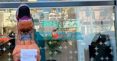 Un vecino disfrazado de dinosaurio irrumpió en Edelap y su mensaje no dejó a nadie indiferente