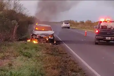 Se le prendió fuego la camioneta en plena ruta y el tránsito quedó cortado