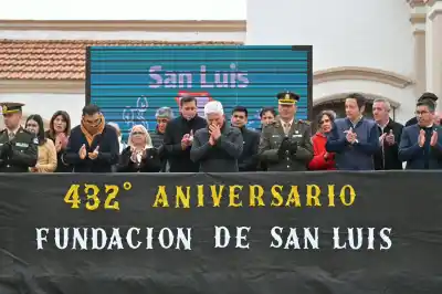 El Gobernador Poggi se sumó al desfile en Naschel por los 432 años de San Luis