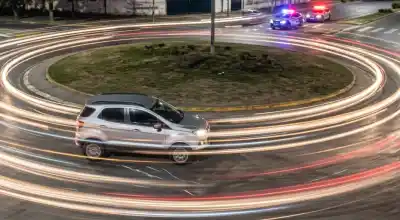 Dio vueltas en una rotonda hasta que la policía lo interceptó: el insólito motivo