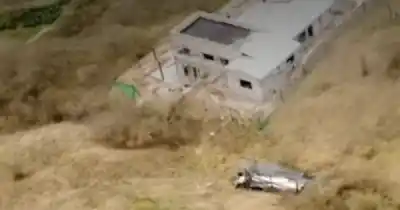 Saltó de la cabina segundos antes: camión se precipitó 60 metros en Salta