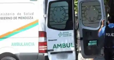Un Peugeot 206 y un Toyota Corolla chocaron en Godoy Cruz: el impacto dejó un auto volcado