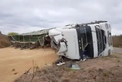 Un camión cargado de soja volcó en la Ruta 16 y la demora de la ambulancia encendió las quejas