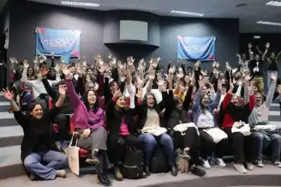 Récord de jóvenes en HackaNeuquén: el proyecto que convierte vidrio en materiales de construcción se llevó el primer puesto