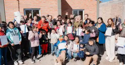 El emotivo momento que vivió una vecina al recibir las llaves de su nueva casa