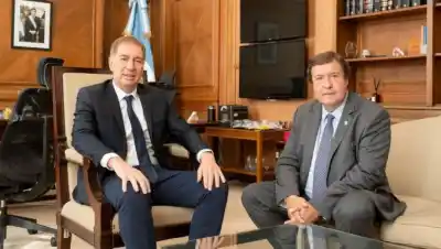 Histórico: Río Negro se queda con las rutas 22 y 151 y el Tren del Valle tras la firma en Casa Rosada