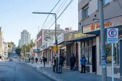 El cambio de paradas de colectivos en Comodoro dejó a los comercios del centro con las vidrieras vacías