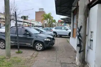 El desvío obligado: autos que invaden la vereda y complican el paso peatonal en Paraná
