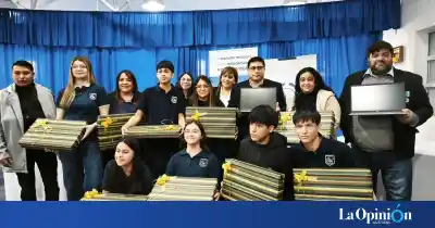 En pleno aniversario de Piedra Buena, el gobernador Vidal entregó libros y computadoras: ¿qué hay detrás de esta movida educativa?
