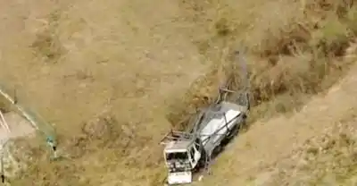 Un camión se desbarrancó en San Lorenzo Chico: el conductor saltó a tiempo y salvó su vida