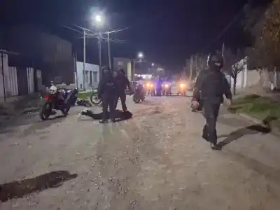 Escaparon de la policía en moto y el final fue inesperado: qué llevaba uno de ellos