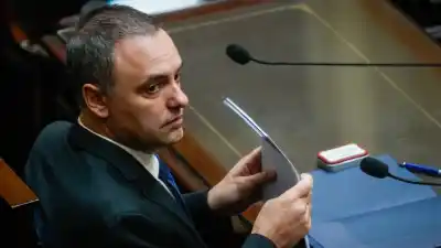 Adorni contra las cuerdas: a horas del vencimiento, pidió frenar la citación y el fiscal tiene la respuesta