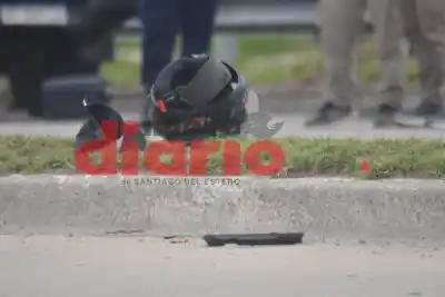Impactante choque frontal entre dos motos: los conductores pelean por su vida