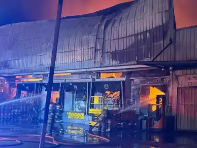Un incendio arrasó una fábrica de panificados en Tigre: el humo se vio desde varios puntos