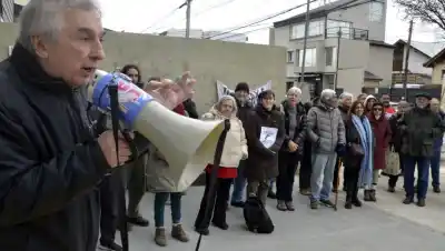 Jubilados coparon la sede del PAMI en Bariloche: el reclamo que expone la crisis de la salud