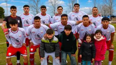 La cima del Clausura tiene dos dueños: Petroleros y Deportivo Roca no se bajan