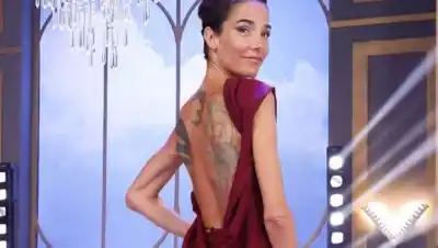 El vestido bordó que dejó sin palabras: la apuesta de Juana Viale que nadie esperaba