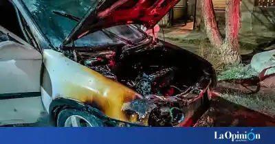 Un auto se incendió en plena calle en Pico Truncado: el extraño origen del fuego
