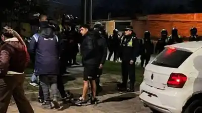 Un hombre de 55 años quedó detenido tras disparar contra niños que jugaban en la calle en Los Chañaritos