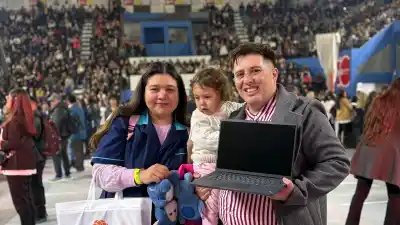 El regalo que emocionó a miles de docentes y escondía historias que nadie esperaba