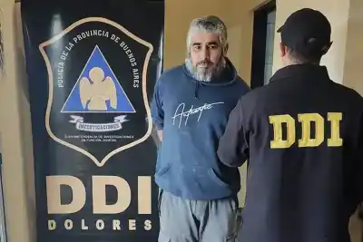 El prófugo que abusó y embarazó a su hijastra de 11 años fue capturado tras 14 años: se negó a declarar