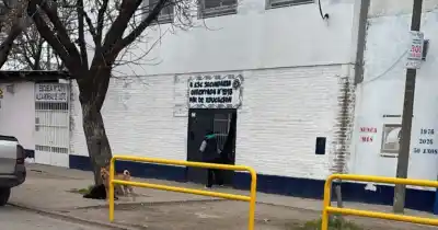 Nota narco en una escuela, fuego en un auto y un recluso señalado: el nuevo ataque que paralizó las clases en Villa Gobernador Gálvez
