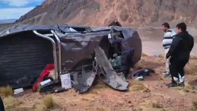 Volcó su camioneta en la ruta 7 y salió despedido: qué pasó con el conductor
