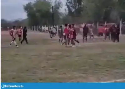 Caos en la Liga Vigua: jugadores y tribunas se enfrentaron a los piedrazos
