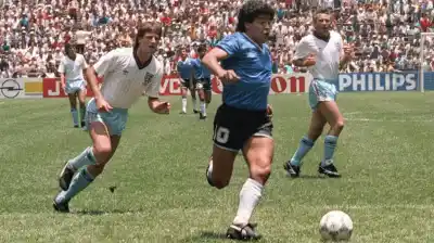 La pelota de la Mano de Dios y el Gol del Siglo se vendió en una cifra millonaria, pero no la esperada