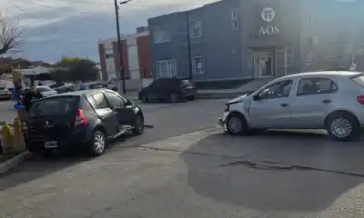 Impactante choque en Trelew: dos heridos y un misterio que la policía aún investiga