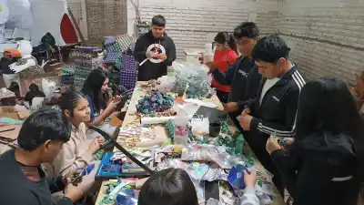 La Escuela de Comercio de Perico acelera los trabajos de su carroza: necesitan la ayuda de todos