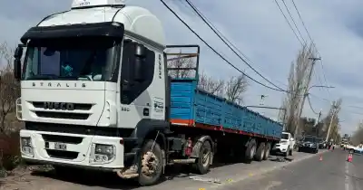 Tragedia en Guaymallén: una joven de 20 años muere al chocar contra un camión estacionado