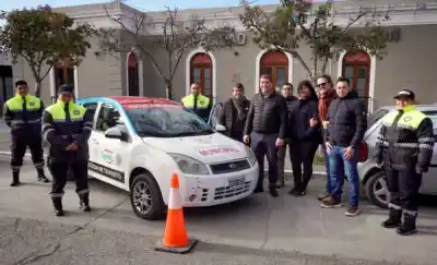 Rawson: nuevo auto para rendir el examen de manejo y equipamiento completo para el personal de Tránsito